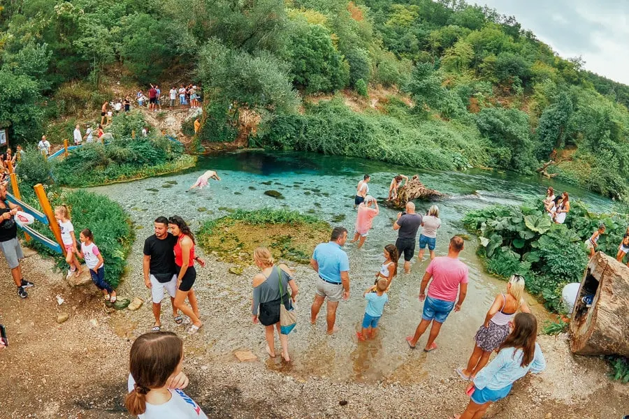 מעיין העין הכחולה עמוס במבקרים בשעות הצהריים