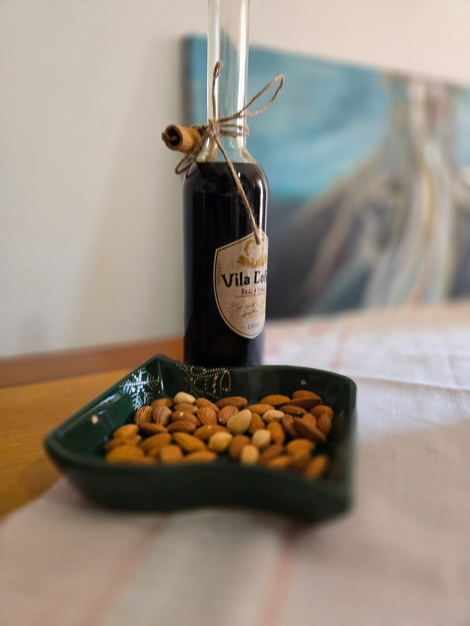 כוס ראקי ענבים אלבני, אלבניה, משקה הברכה המקומי בלב תרבות השתייה.