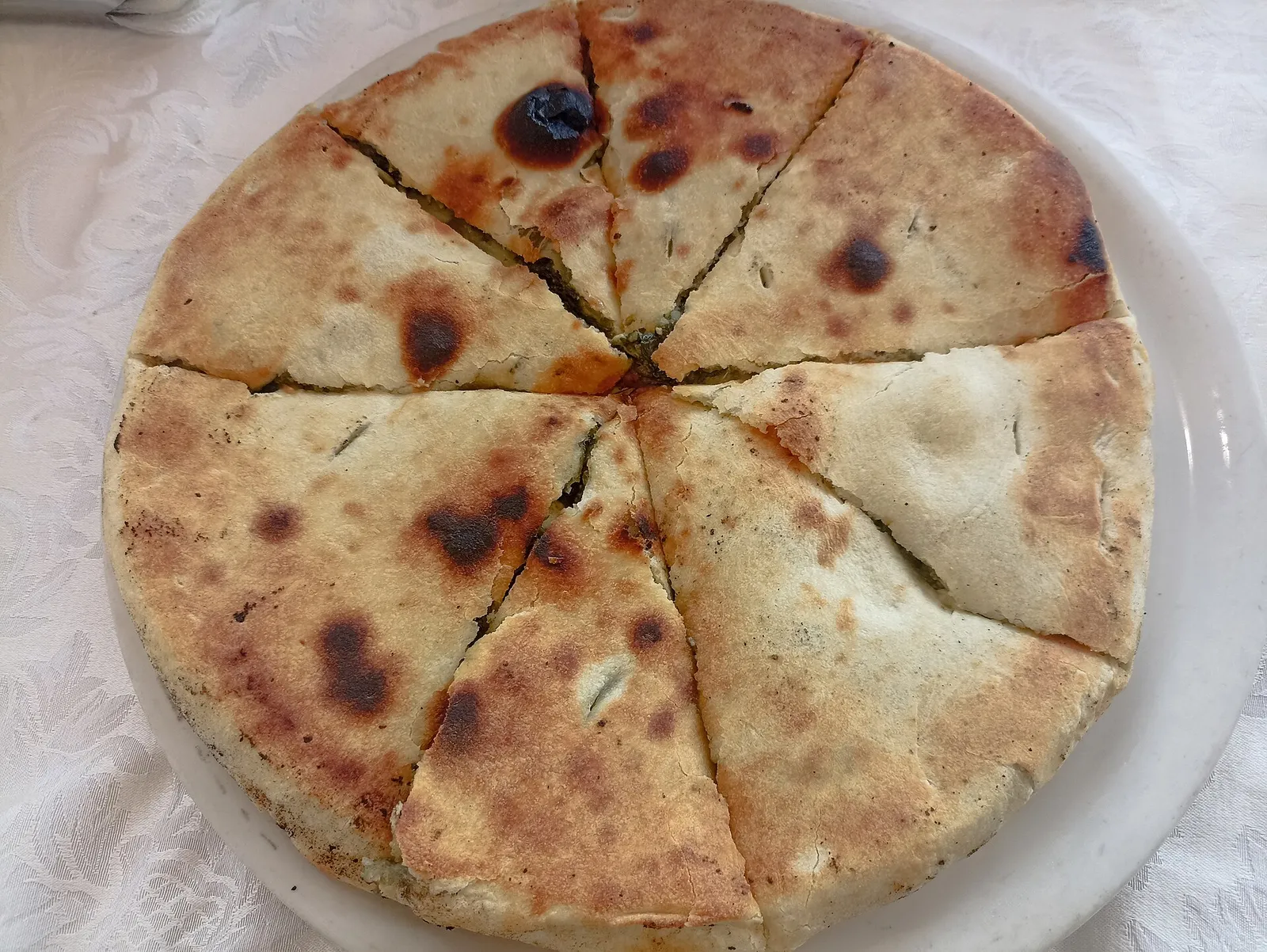 ביורק תרד אלבני מסורתי על צלחת באלבניה, מאפה צמחוני שכבתי