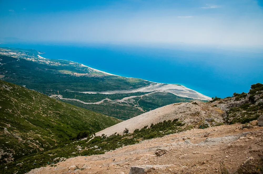 תצפית ממעבר לוגארה אל הים האיוני, דרום אלבניה, נקודת הפתיחה למסלול הדרום.